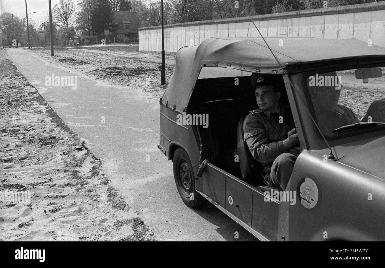 DDR, Berlin, 22, 04. 1990, Grenzstreifen zwischen den Mauern bei Frohnau, Trabant mit Grenzschutz Stockfoto