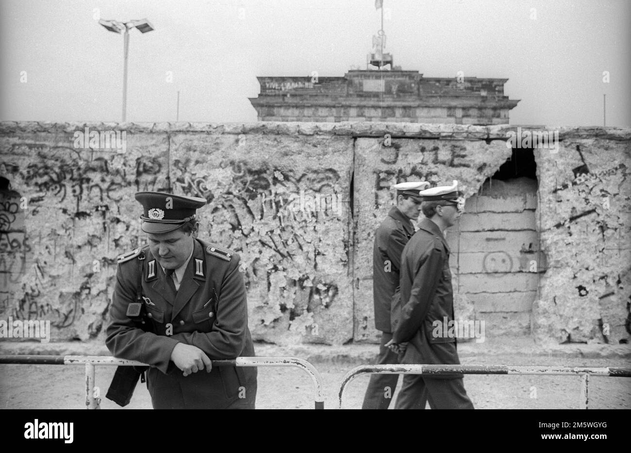 DDR, Berlin, 10. 03. 1990, Volkspolizist und Westberliner Polizei, Mauer am Brandenburger Tor Stockfoto