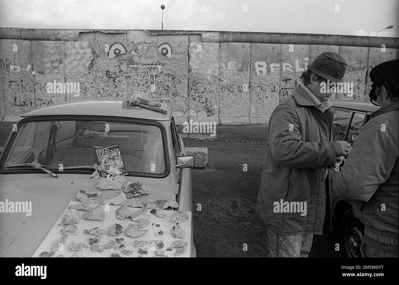 DDR, Berlin, 03. 03. 1990, Wall am Potsdamer Platz, Wall, und Souvenirverkäufer Trabant Stockfoto