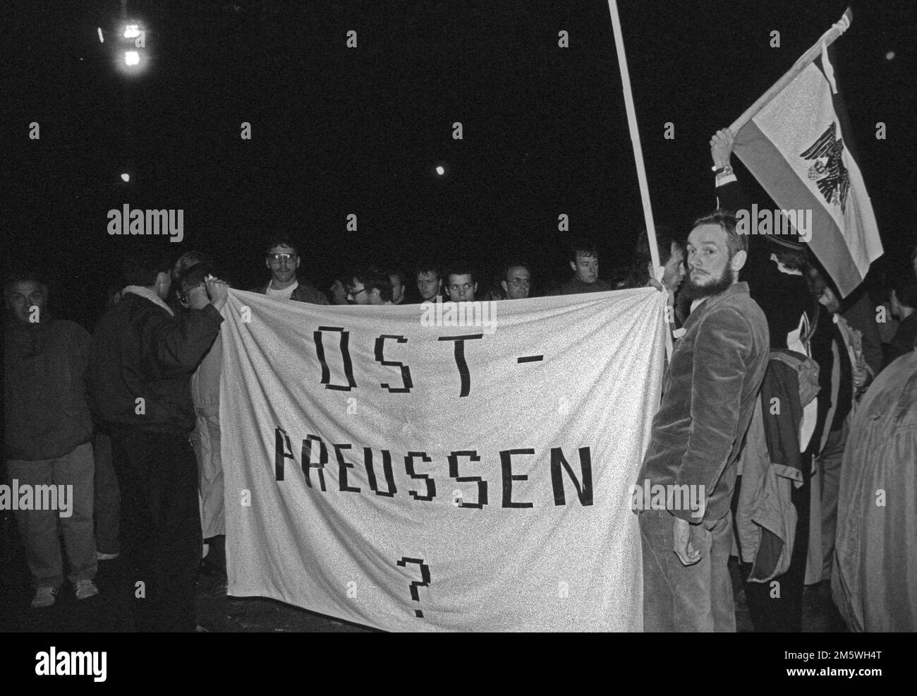 DDR, Berlin, 02. 10. 1990. Feier der Wiedervereinigung am Abend des 2. Oktober am Brandenburger Tor in Ostpreußen Stockfoto