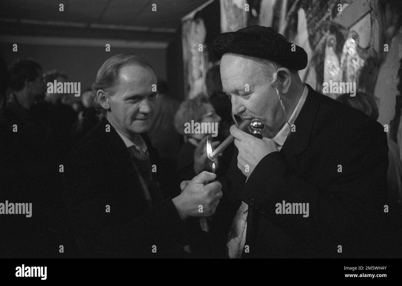 DDR, Berlin, 05. 03. 1990, Eröffnung der Wolf Vostell-Ausstellung, Galerie an der Weidendammbruecke, Wolf Vostell (rechts) und Pankow-Künstler Robert Stockfoto