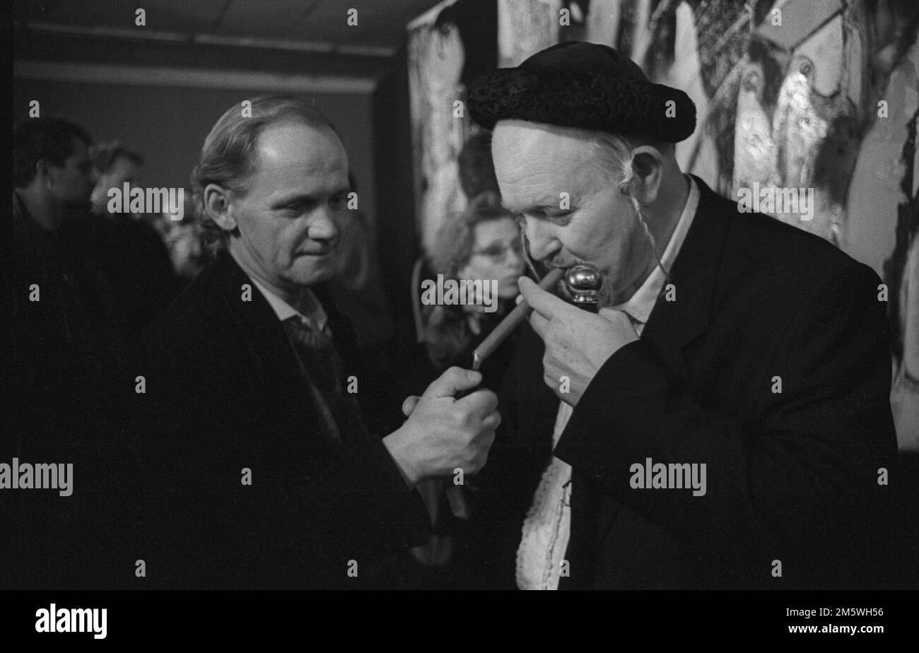 DDR, Berlin, 05. 03. 1990, Eröffnung der Wolf Vostell-Ausstellung, Galerie an der Weidendammbruecke, Wolf Vostell (rechts) und Pankow-Künstler Robert Stockfoto