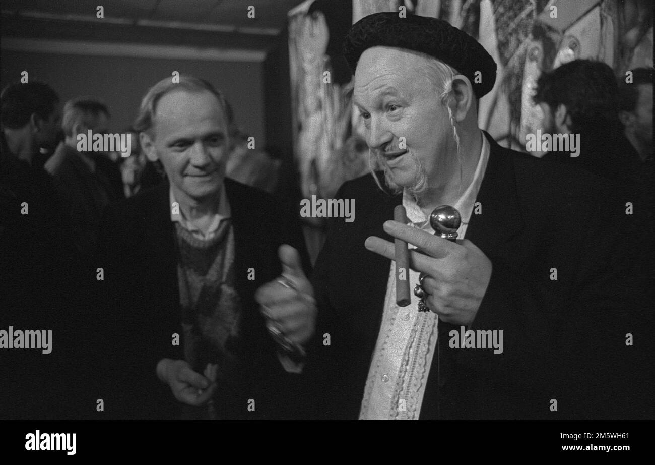 DDR, Berlin, 05. 03. 1990, Eröffnung der Wolf Vostell-Ausstellung, Galerie an der Weidendammbruecke, Wolf Vostell (rechts) und Pankow-Künstler Robert Stockfoto