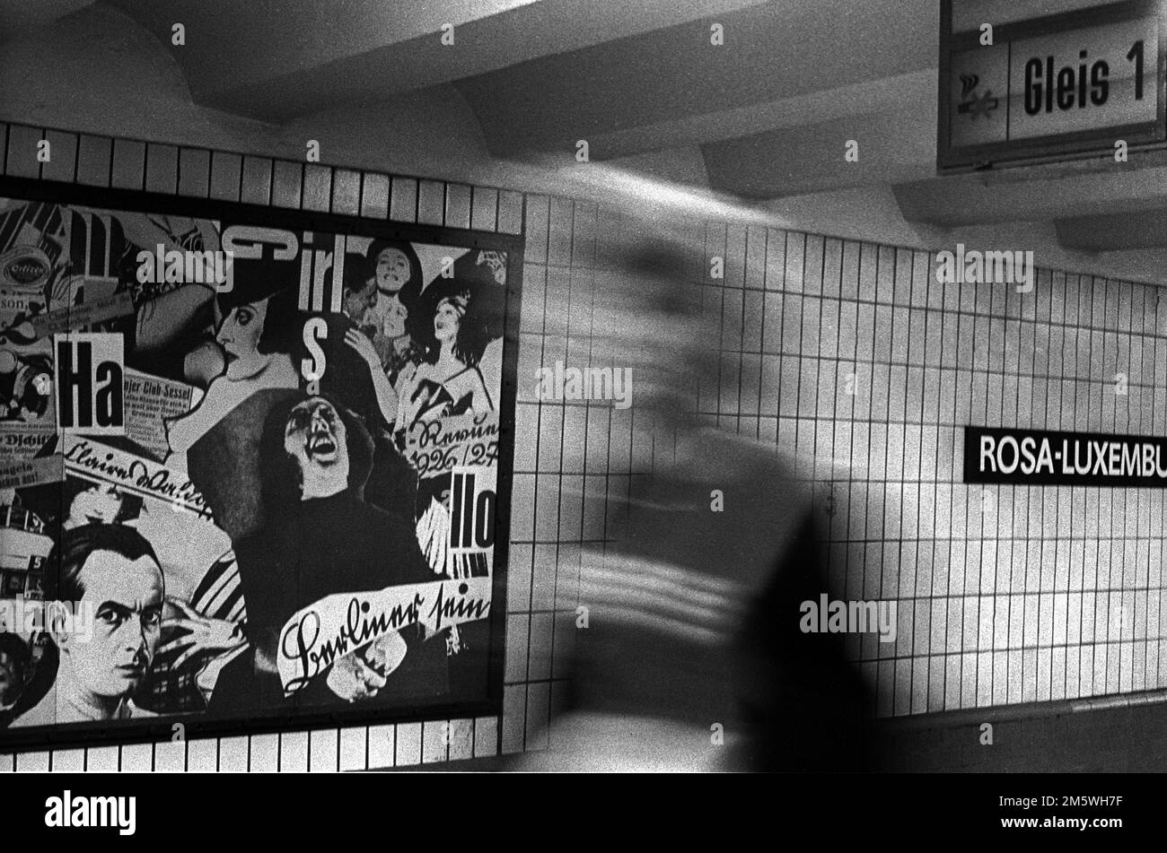 DDR, Berlin, 09. 07. 1989, U-Bahn-Station Rosa-Luxemburg-Platz, Panels (Collagen) entworfen vom Künstler Robert Rehfeld zum Thema Stockfoto