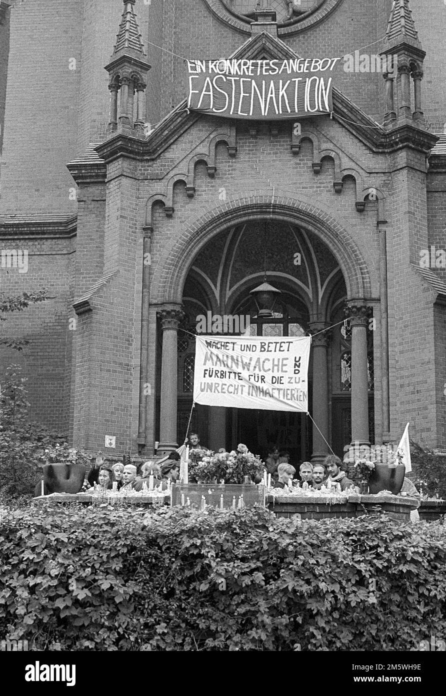 DDR, Berlin, 08. 10. 1989, Zusammenkunft der Bürger vor der Gethsemane-Kirche am Morgen nach den Unruhen vom 7. Oktober 1989t, Fastenaktion Stockfoto