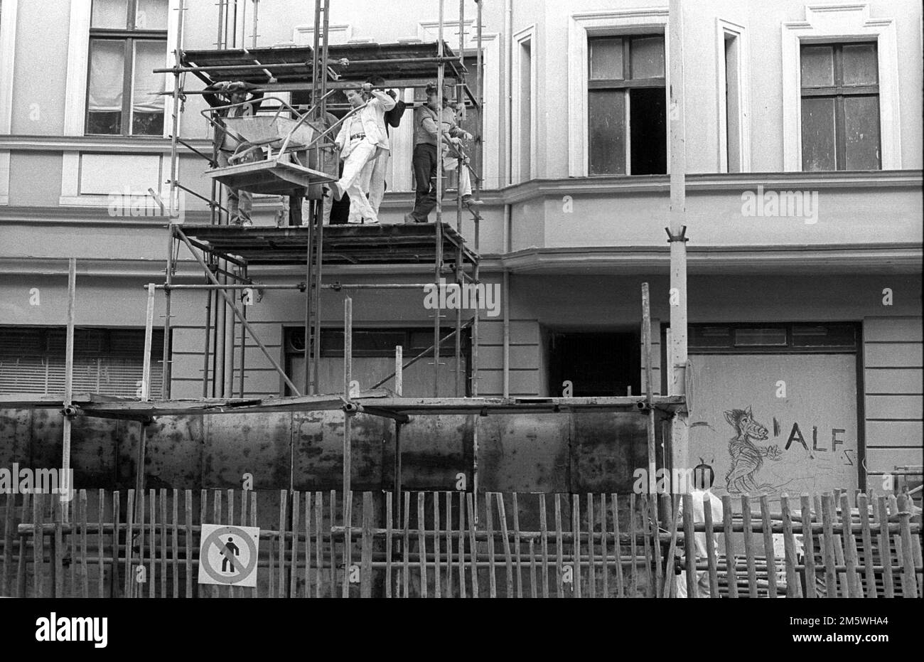 DDR, Berlin, 09. 10. 1989, Gerüsthaus in FriedrichshainMenschen, Bürger, Personen Stockfoto