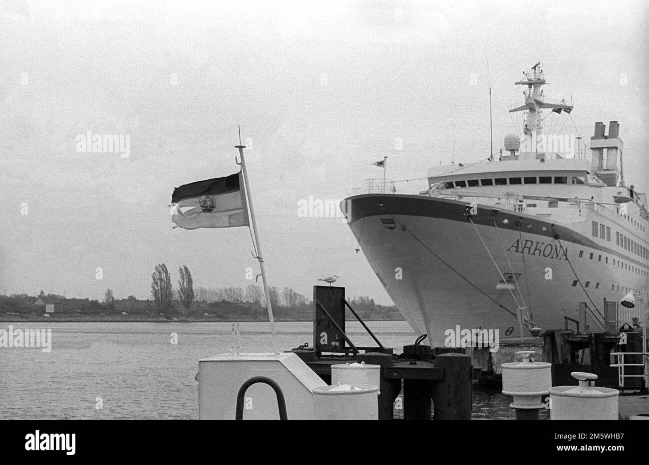 DDR, Rostok, 17. 10. 1989, die Arkona in Warnemünde (ehemaliges Ferienschiff), mit zerrissener DDR-Flagge Stockfoto