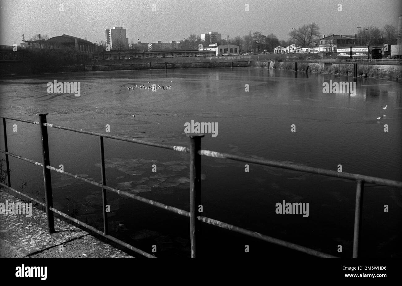 DDR, Berlin, 02. 02. 1990, Humboldthafen, links: Eisenbahnbrücke, Hauptbahnhof Lehrter Stockfoto