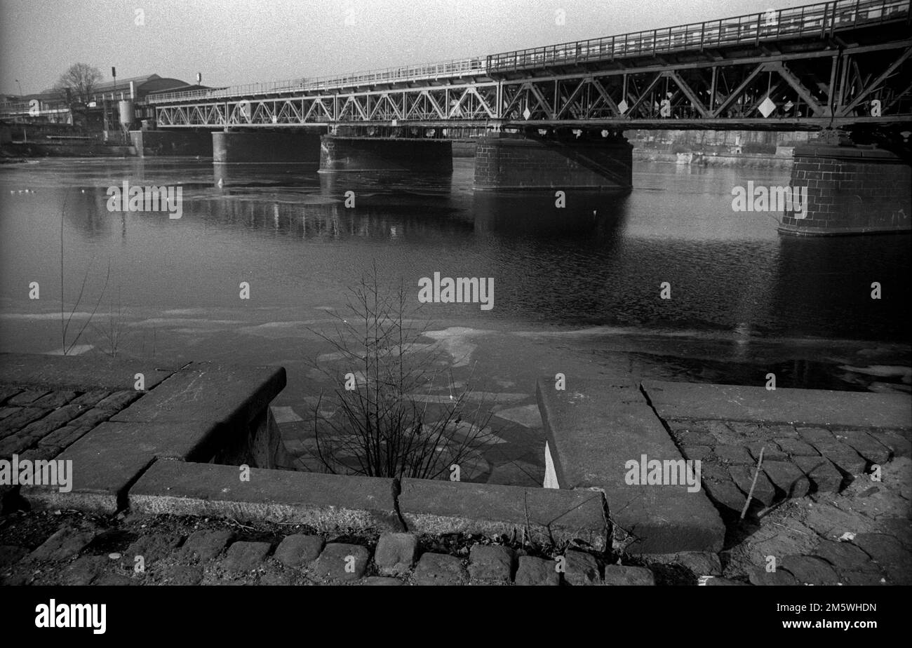 DDR, Berlin, 02. 02. 1990, Eisenbahnbrücke, Lehrter Stadtbahnhof (links) Stockfoto