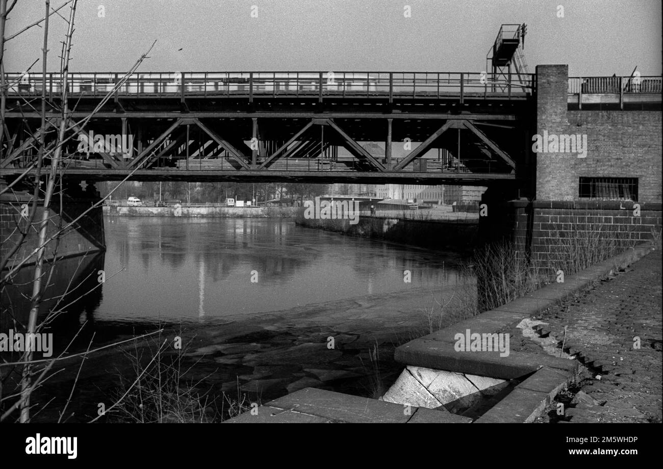 DDR, Berlin, 02. 02. 1990, Eisenbahnbrücke zum Lehrter Stadtbahnhof, Vorstadtzug Stockfoto