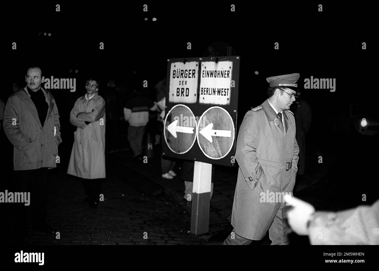 DDR, Berlin, 09. 11. 1989, Öffnung der Berliner Mauer, Grenzübergang Bornholmer Straße, Boesebruecke, DDR-Bürger, die in den Westen strömen, Grenze Stockfoto