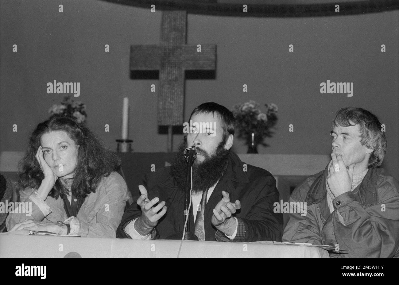 Squatters, Forum in the Gethsemane Church (von links nach rechts)?, Senator Thomas Krueger, Pastor Bernd Albani, Deutschland, Berlin, 16. 11. 1990, TAZ Stockfoto