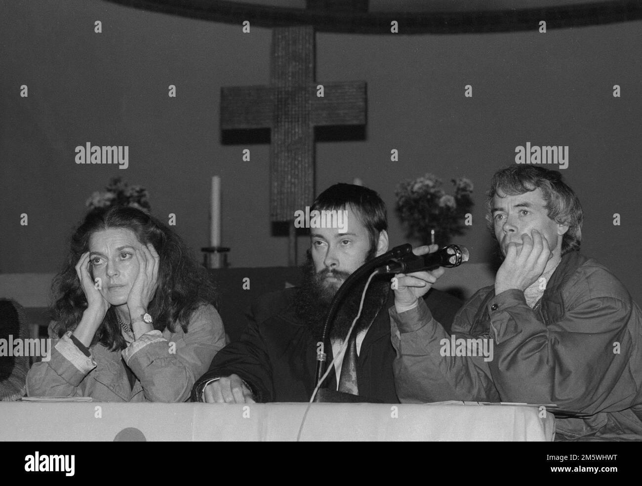 Squatters, Forum in the Gethsemane Church (von links nach rechts)?, Senator Thomas Krueger, Pastor Bernd Albani, Deutschland, Berlin, 16. 11. 1990, TAZ Stockfoto