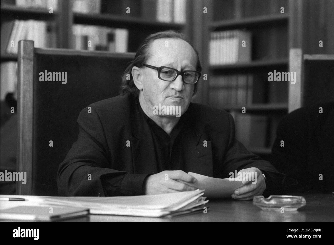 Deutschland, Berlin, 26. Februar 1991, Pressekonferenz mit dem Präsidenten der Kunstakademie Berlin (Ost) Heiner Müller, im Gebäude von Stockfoto