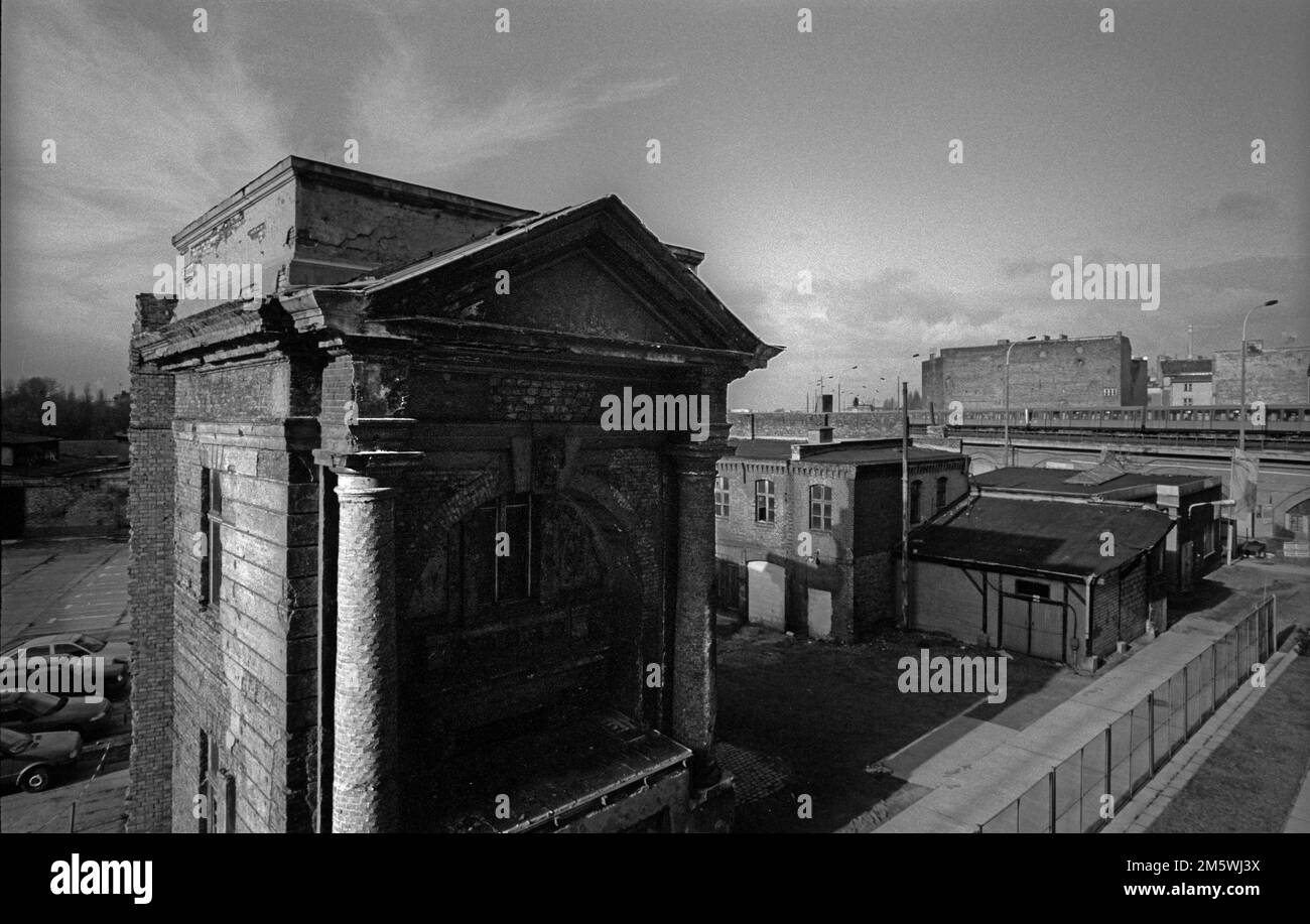 Deutschland, Berlin, 01. 02. 1994, alter Reitstall hinter den Häusern (vorgefertigtes Gebäude) in der Luisenstraße Stockfoto