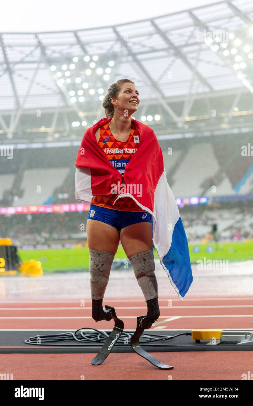 Blade Babe Marlou van Rhijn feiert den Sieg von T44 200m bei den Para Athletics World Championships 2017 im London Stadium, Großbritannien. Holländische Flagge. Stockfoto