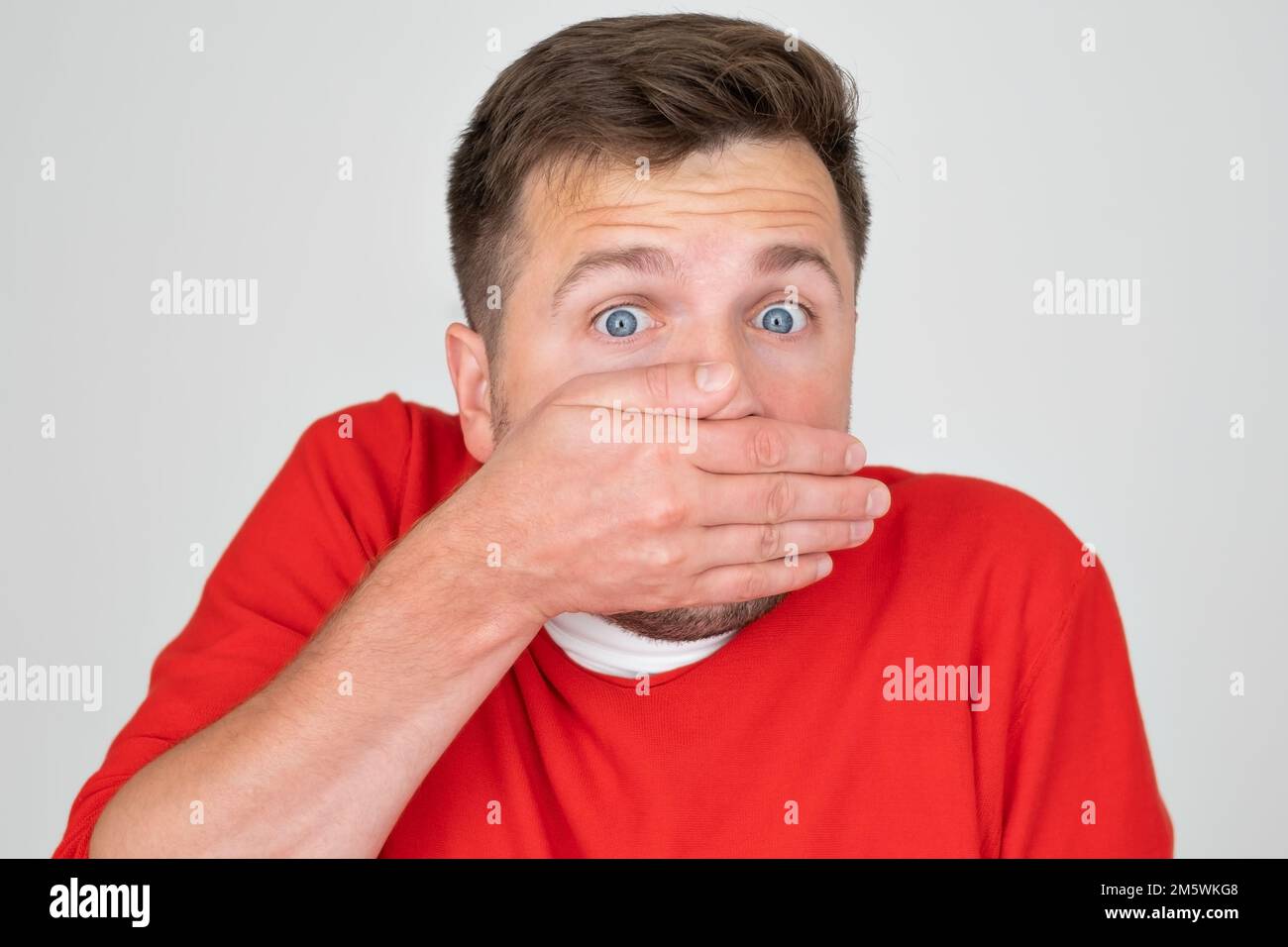 Porträt eines jungen schockiert für den Mund mit Händen Stockfoto