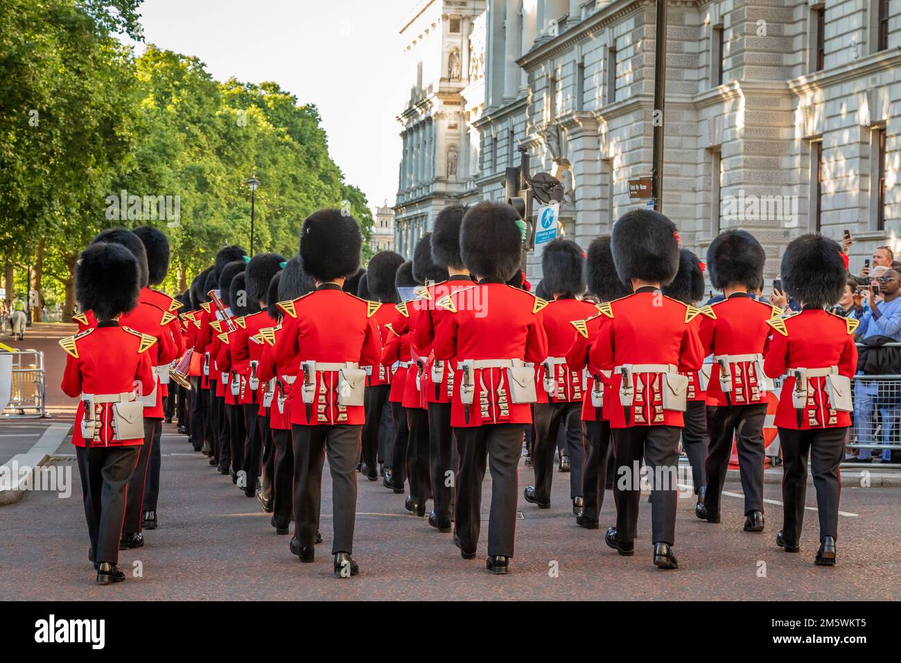 Massed Bands der Guards Division, Horse Guards Road, London, Großbritannien Stockfoto