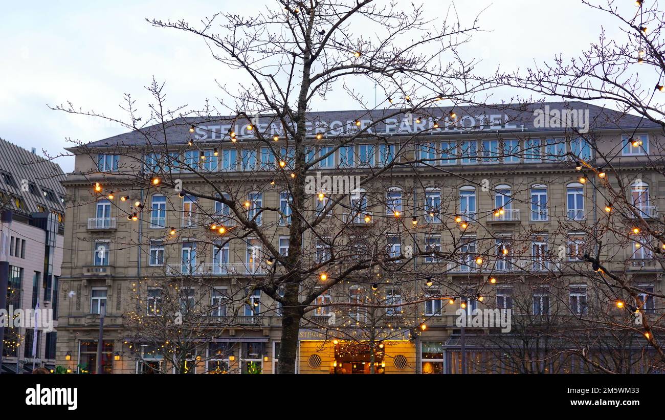 Beleuchteter Baum vor dem Luxushotel Steigenberger Parkhotel in Düsseldorf. Stockfoto