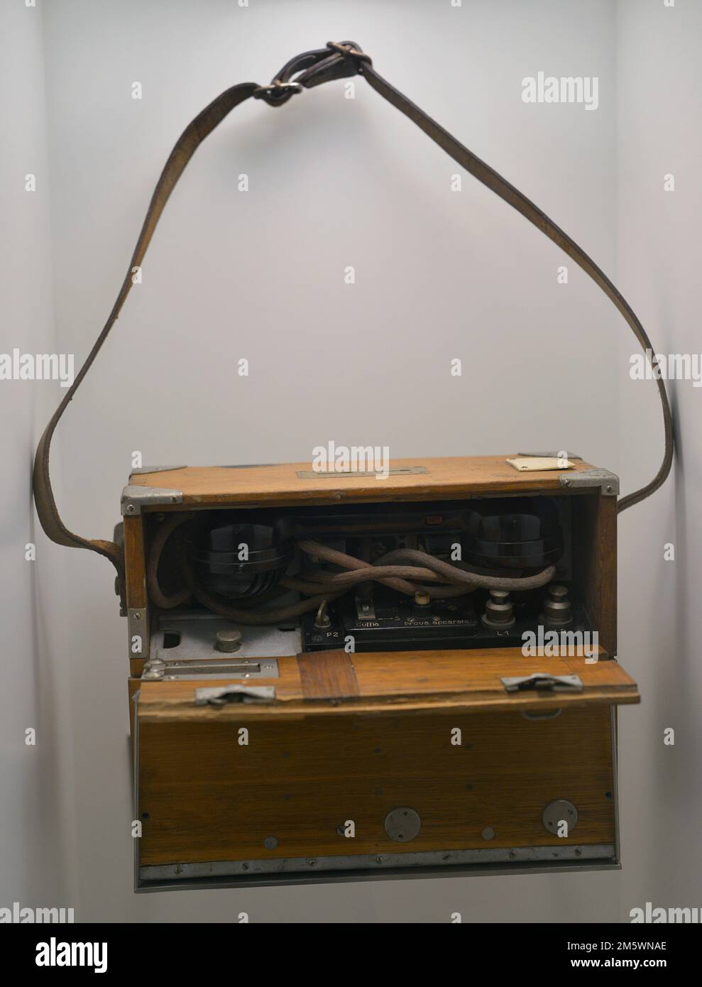 Spanischer Bürgerkrieg (1936-1939). Feldtelefon, c. 1936. Italienische Herstellung. Holz, Metall und Bakelit. Armeemuseum. Toledo, Spanien. Stockfoto