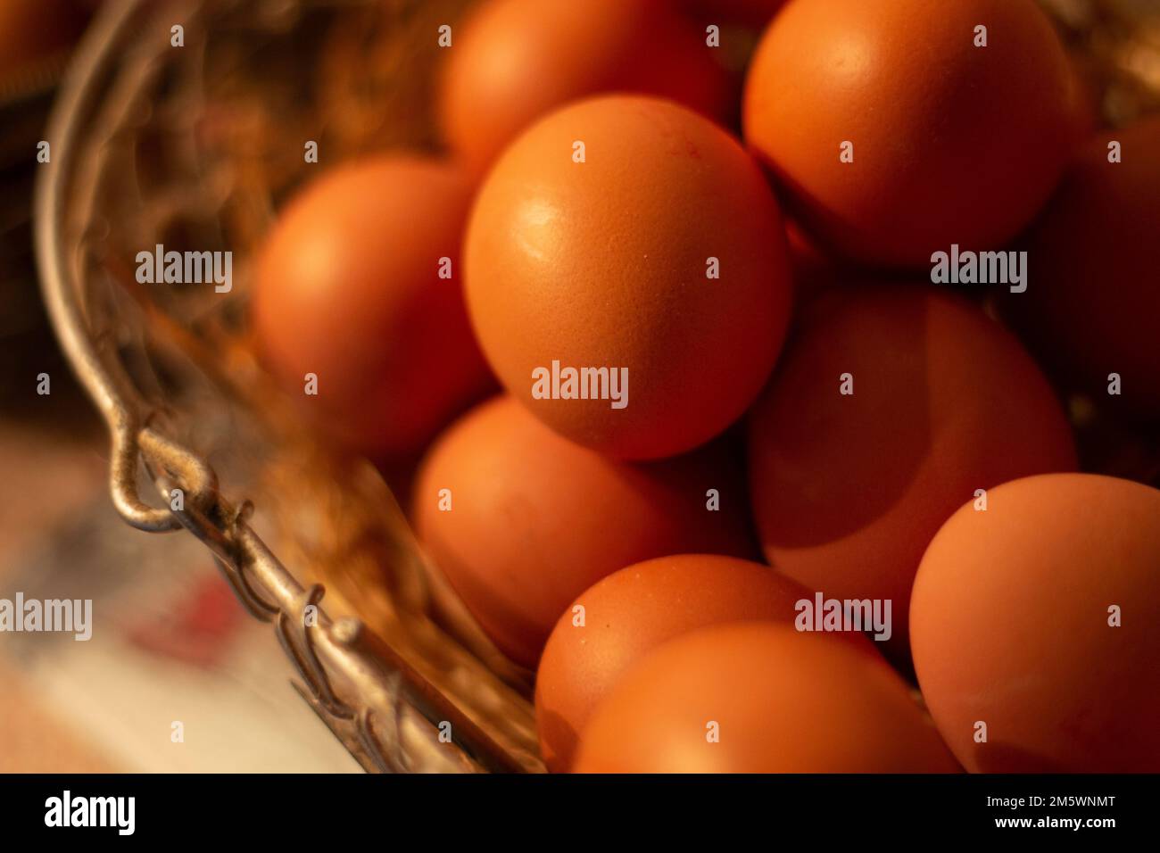 Braune Hühnereier in einem Korb. Landwirtschaft und Geflügel. Gesundes Essen. Natürliches Eiweißprodukt und Kochzutat. Nahaufnahme Stockfoto