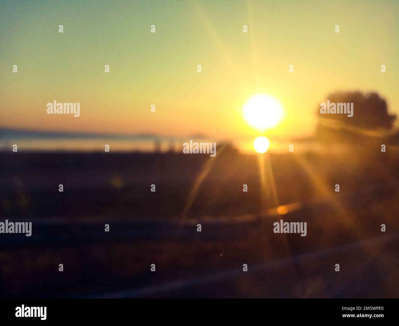 Autofahrzeugfenster, blaues Sonnenlicht am Meer Stockfoto