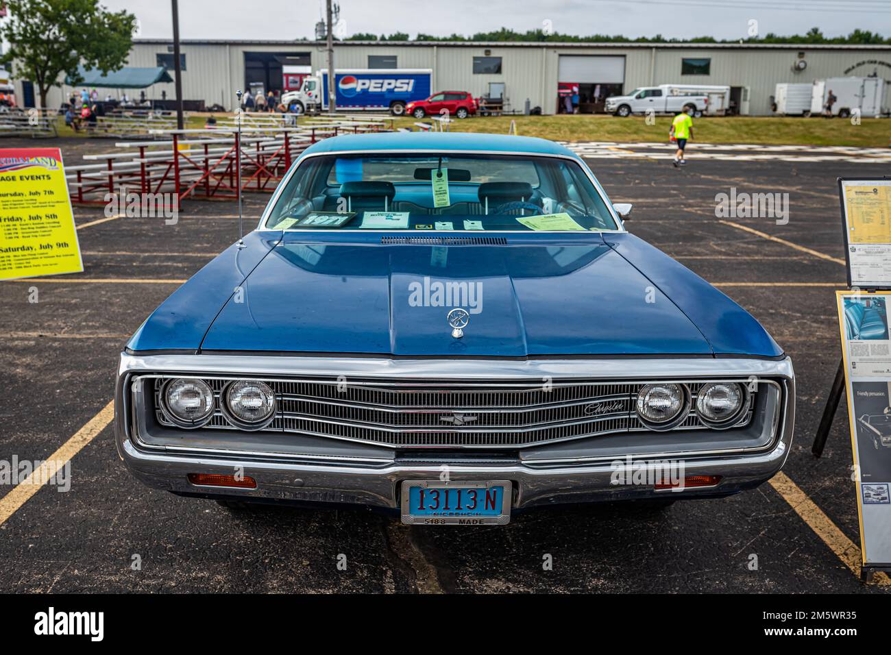 Iola, WI - 07. Juli 2022: Perspektivische Vorderansicht eines 1971 Chrysler Newport Royal Hardtops mit 4 Türen auf einer lokalen Automesse. Stockfoto