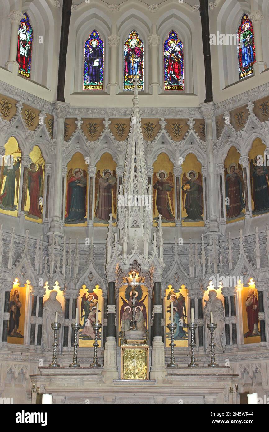 Unsere Frau der unbefleckten Empfängnis, Birkenhead - Wiederholungen der Kirche ist mit Bildern der Heiligen und Engel dekoriert Stockfoto