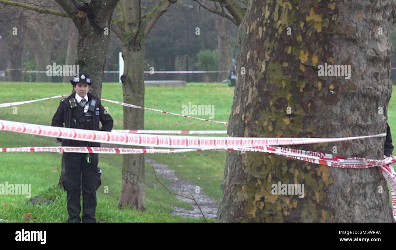 Screenshot aus PA-Video von Metropolitan Police Officers am Tatort im Peckham Rye Park, South London, wo ein 29-jähriger Mann am Freitag erstochen wurde. Die Polizisten fanden den 29-Jährigen in Straker's Road um 8,30pm Uhr, nachdem sie von einem Messerstich berichtet hatten. Foto: Samstag, 31. Dezember 2022. Stockfoto