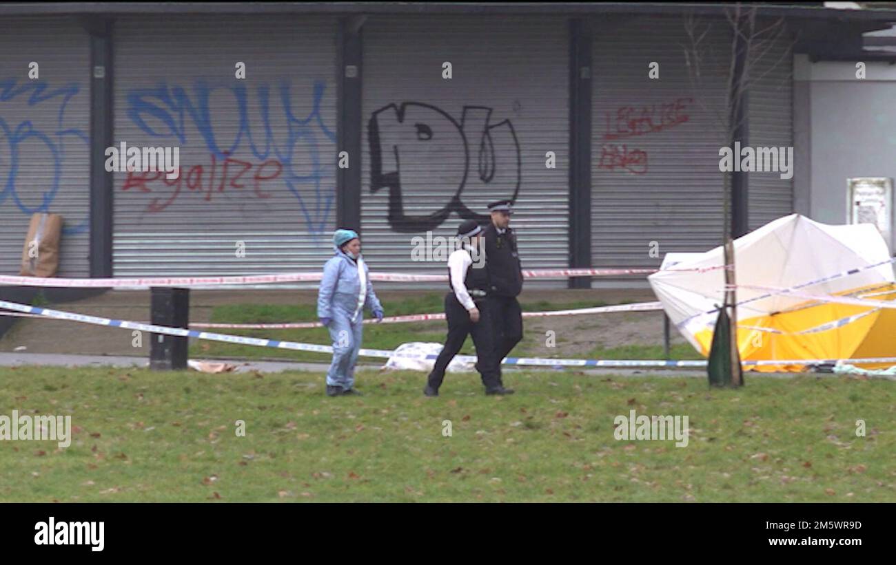 Screenshot aus PA-Video von Metropolitan Police Officers am Tatort im Peckham Rye Park, South London, wo ein 29-jähriger Mann am Freitag erstochen wurde. Die Polizisten fanden den 29-Jährigen in Straker's Road um 8,30pm Uhr, nachdem sie von einem Messerstich berichtet hatten. Foto: Samstag, 31. Dezember 2022. Stockfoto
