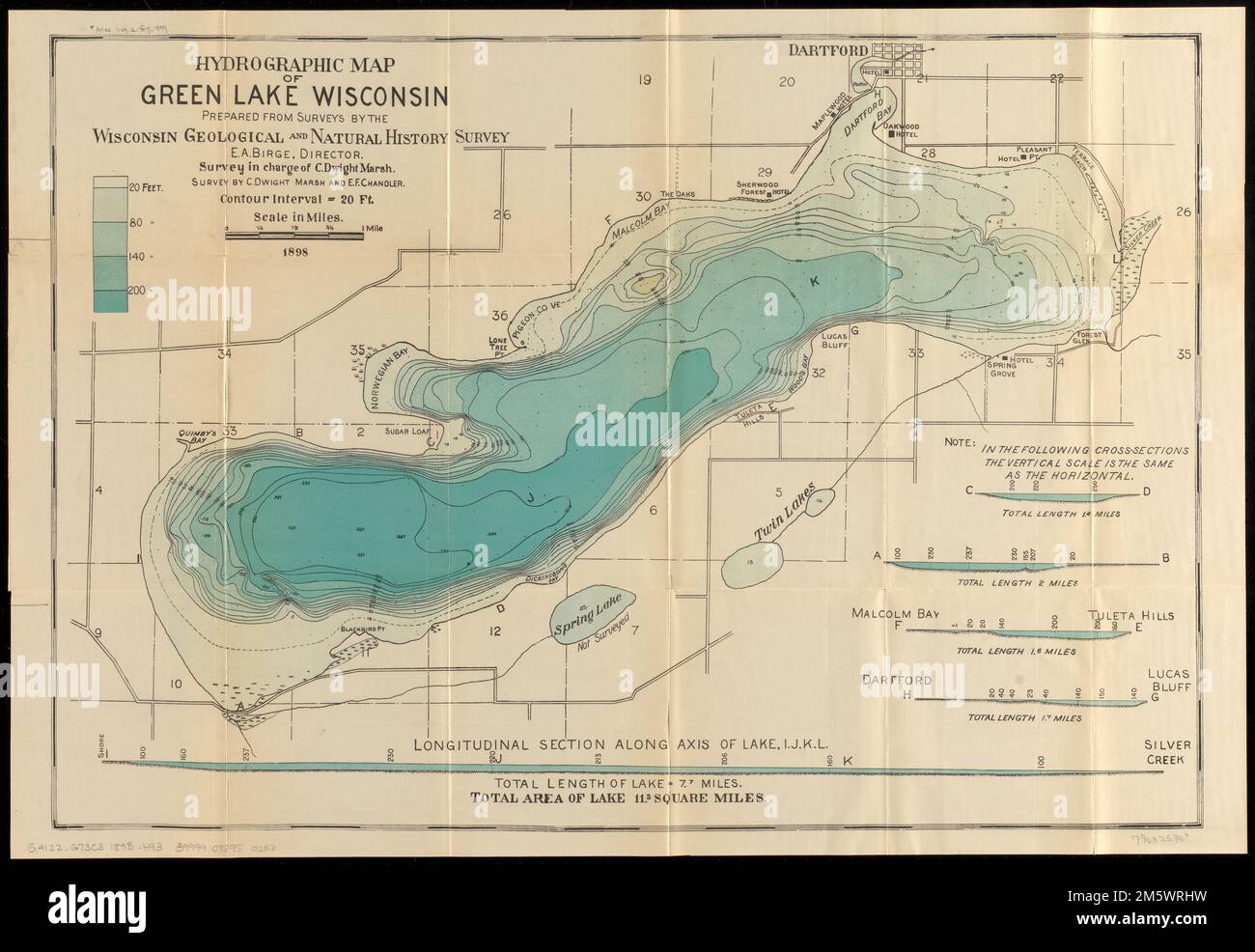 Hydrografische Karte von Green Lake, Wisconsin. Zeigt auch Straßen und Hotels an. Tiefe durch hypsometrische Farbtöne, bathymetrische Isoline und Sondierungen. „Konturintervall = 20 Fuß“ Enthält 5 Querschnitte. Titel des Titels: nein 7. Erklärung der Karte auf der Innenseite der vorderen Abdeckung. Abdruck vom Deckblatt... Hydrografische Karte von Green Lake, Green Lake County, Wisconsin. Hydrografische Karte von Green Lake, Green Lake County, Wisconsin, Green Lake, County Green Lake Stockfoto