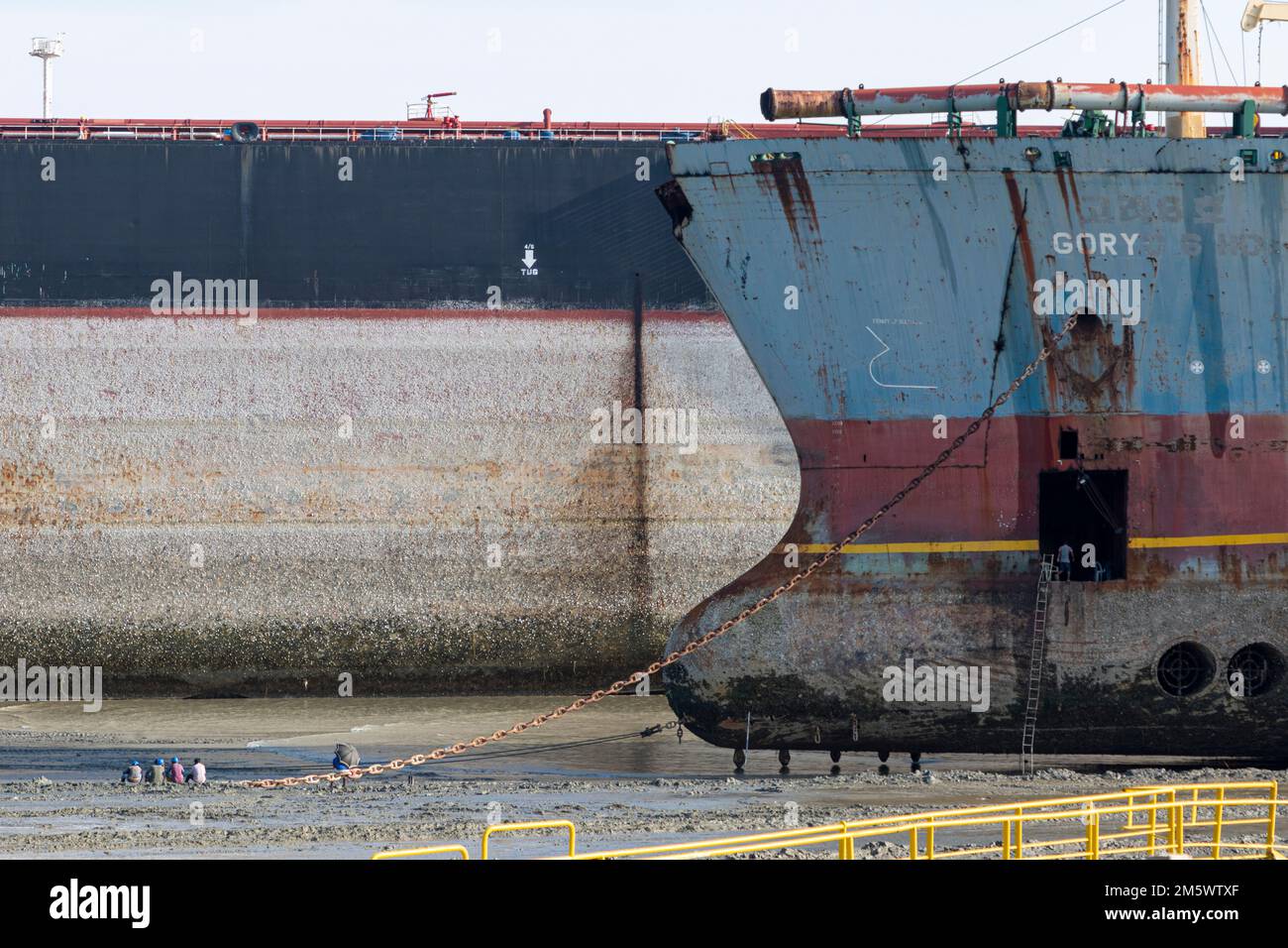 Ship Breaking Yard, Chattogram, Bngladesh, 05. September 2021 Arbeiter arbeiten in der Schiffswrackwerft. Stockfoto