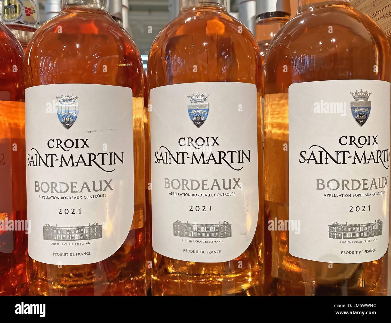 Viersen, Deutschland - 9. Dezember. 2022: Vervollständigung der französischen bordeaux-Croix-Saint-Martin-Roséflaschen im Regal des deutschen Supermarkts Stockfoto