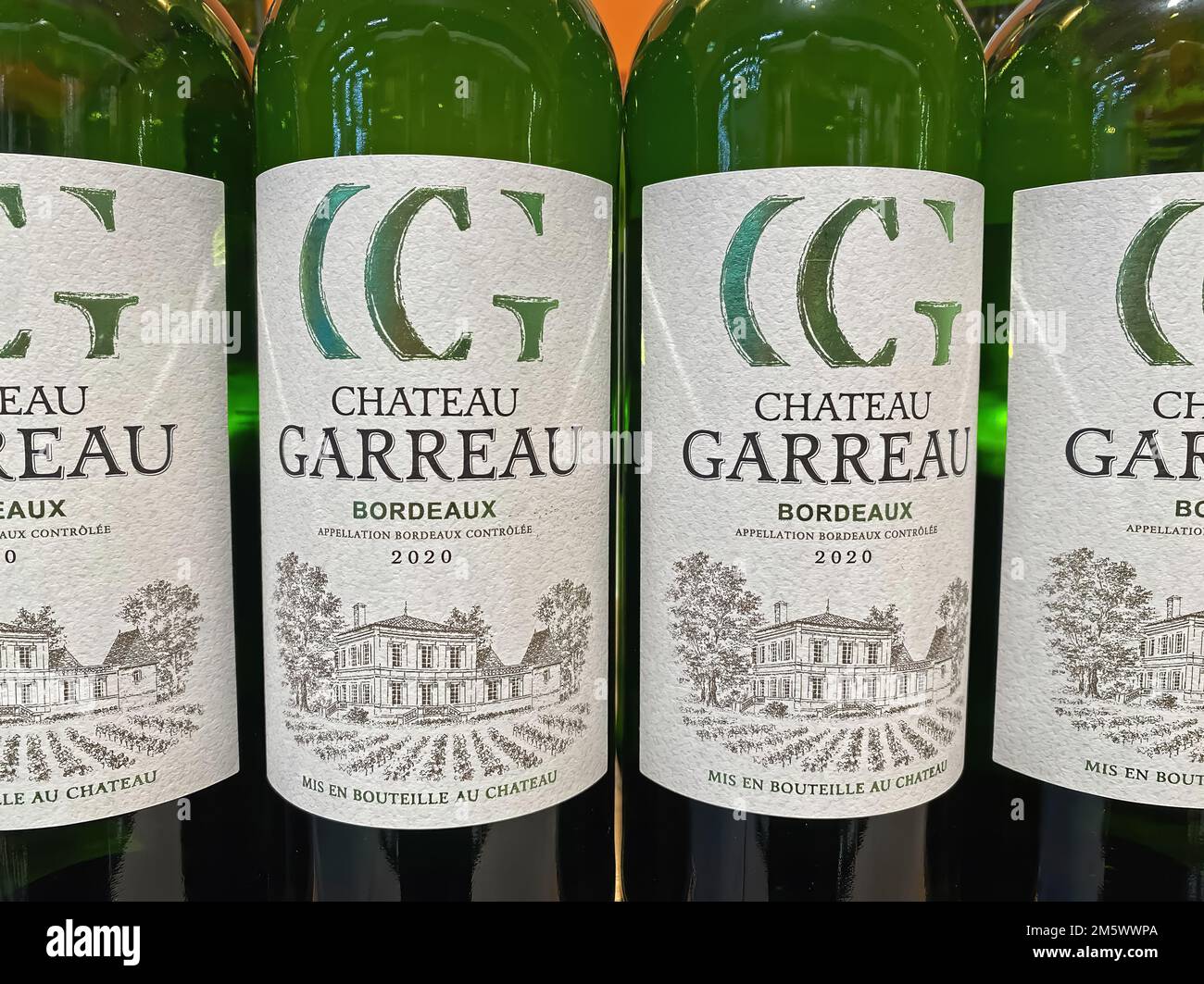 Viersen, Deutschland - 9. Dezember. 2022: Vervollständigung der französischen Chateau Garreau bordeaux Weißwein im Regal des deutschen Supermarkts Stockfoto
