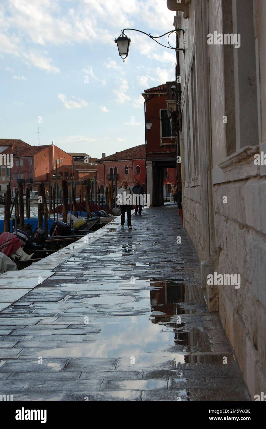 Venedig - Italien Citiscape in Veneto Blick auf die traditionellen Kanäle Venedigs im Herbst, Reflexion über dem Wasser an einem sonnigen Tag Stockfoto