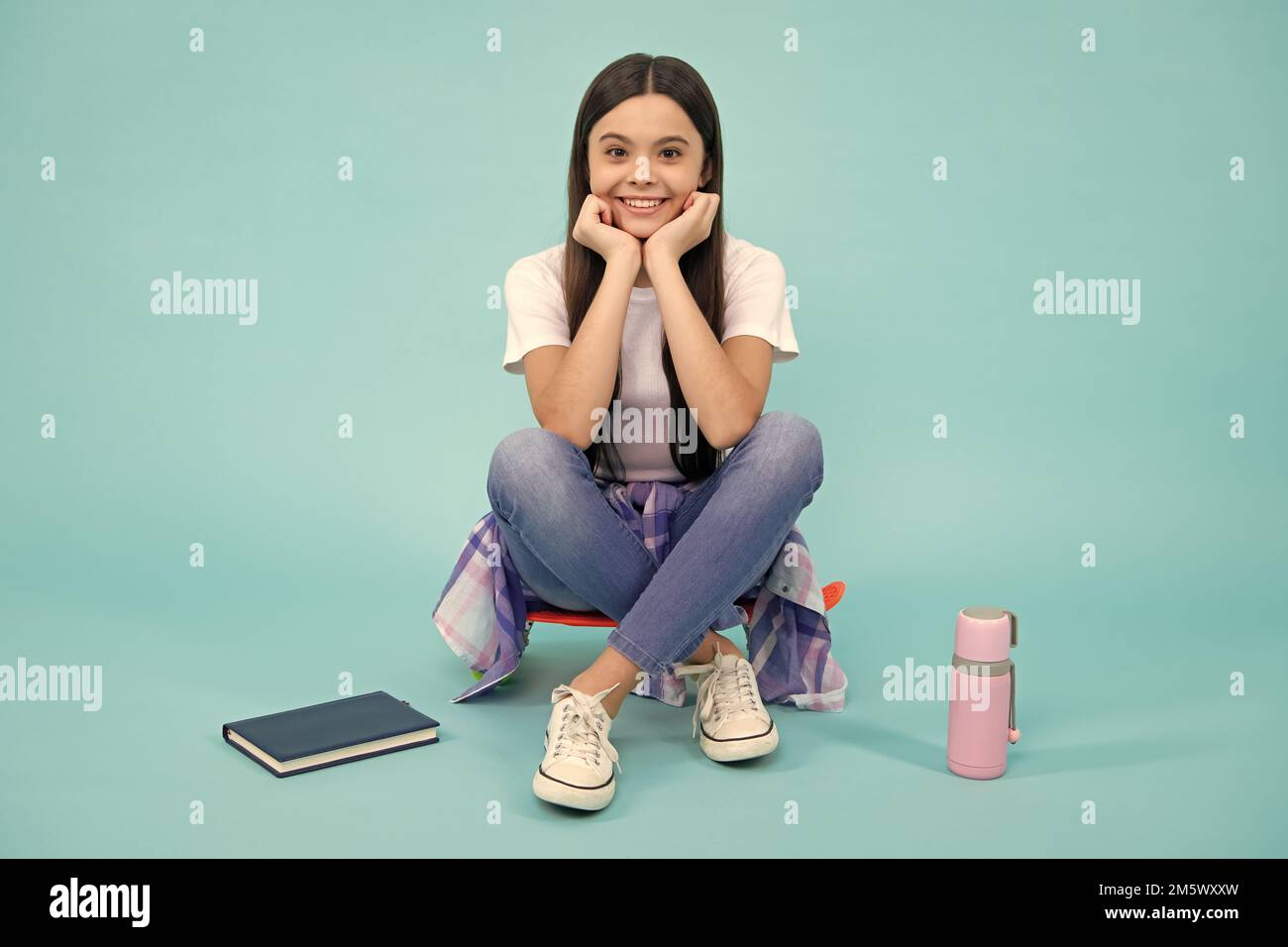 Teenager-Lifestyle. Lustige stilvolle junge Hippie Teenager-Mädchen-Modell in Hipster-Kleidung auf blau isoliert. Glücklicher Teenager, positive und lächelnde Emotionen Stockfoto