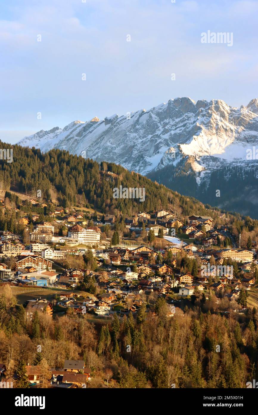 Villars sur Ollon ohne Schnee Ende Dezember 2022. Das weiße große Gebäude im Zentrum ist das Hotel Villars Palace. Stockfoto