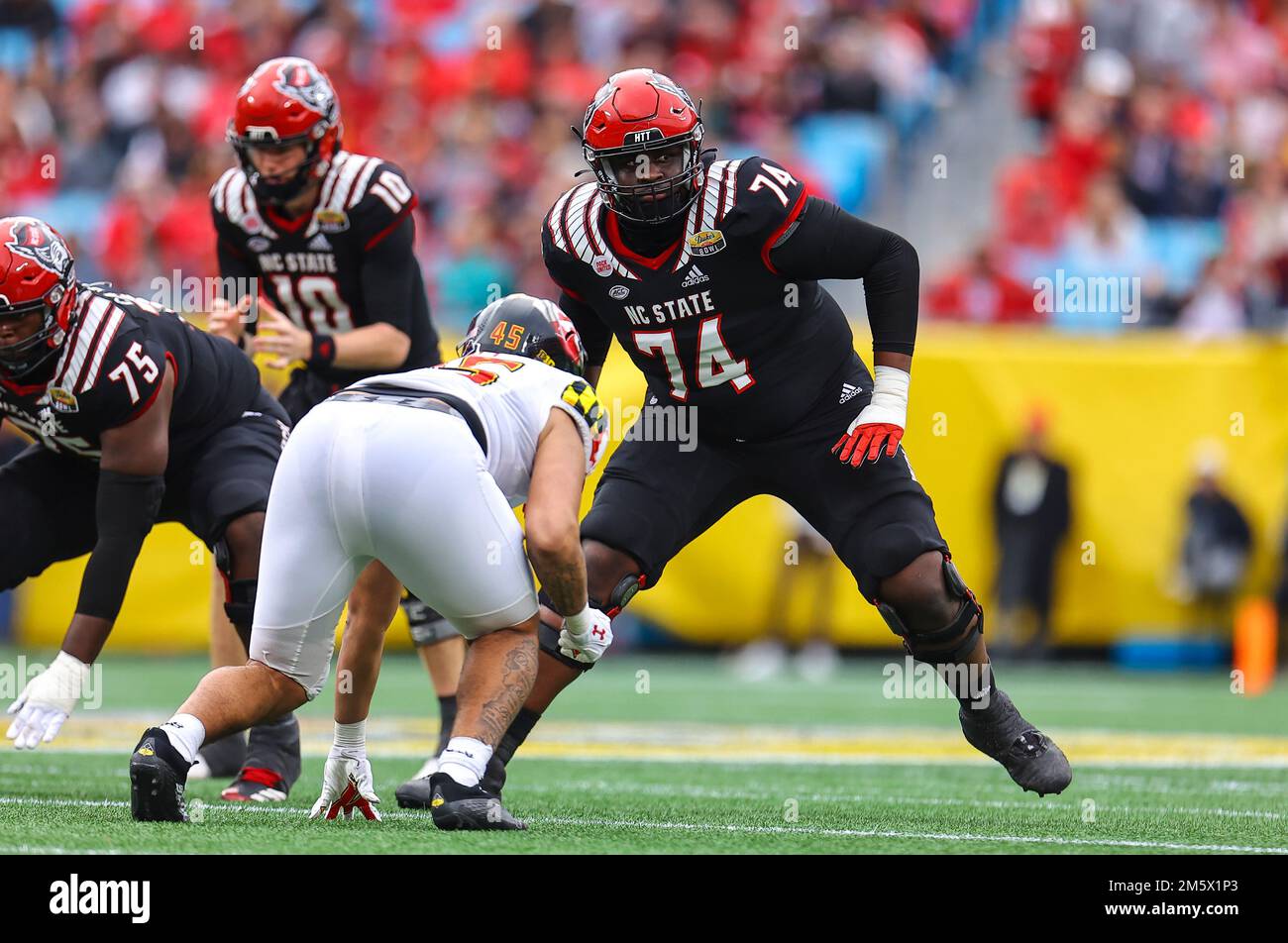 30. Dezember 2022: NC State Sophomore Anthony Belton (74) spielt gegen Maryland. NCAA-Fußballspiel zwischen University of Maryland und NC State, Duke Mayo Bowl, Bank of America Stadium, Charlotte, North Carolina. David Beach/CSM Stockfoto