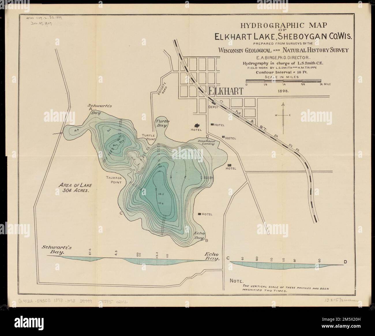 Hydrografische Karte des Elkhart Lake, Sheboygan Co Wis.. Zeigt auch Hotels. Tiefe durch hypsometrische Farbtöne, bathymetrische Isoline und Sondierungen. „Konturintervall = 10 Fuß“ Enthält 2 Querschnitte. Erklärung der Karte auf der Innenseite der vorderen Abdeckung. Abdruck vom Deckblatt... Hydrografische Karte des Elkhart Lake, Sheboygan County, Wisconsin Hydrografische Karte von Elkhart Lake, Sheboygan County, Wisconsin, Sheboygan, County, Elkhart See Stockfoto