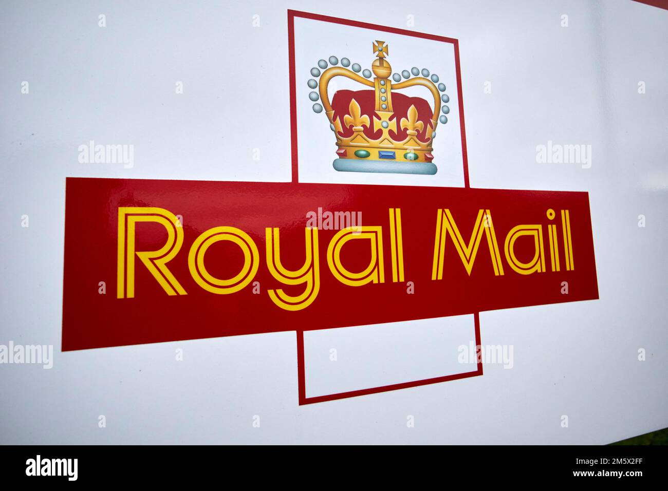 royal Mail Logo mit Krone newtownabbey, nordirland, großbritannien Stockfoto