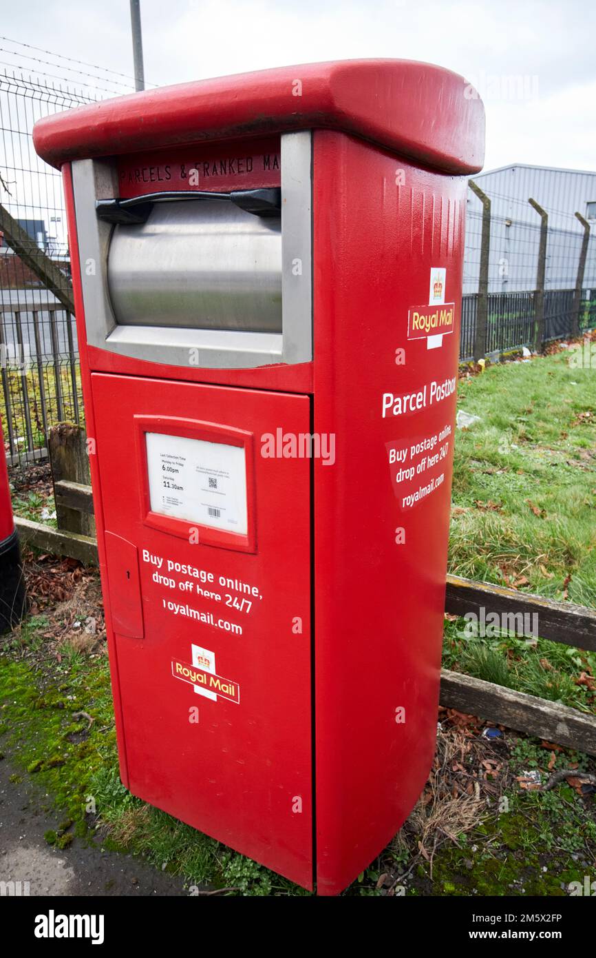 königliches Postpaket und franked Postbox auf einem Industriegebiet newtownabbey, nordirland, großbritannien Stockfoto