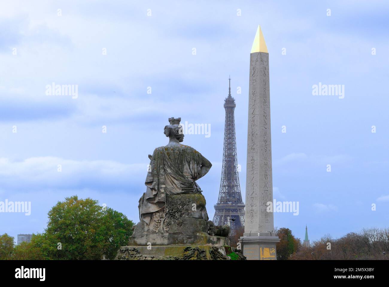 Paris, Frankreich. Oktober 30. 2022. Blick auf den Obelisken vom Place de la Concorde. Eiffelturm im Hintergrund. Weibliche Statue für Nantes. Stockfoto