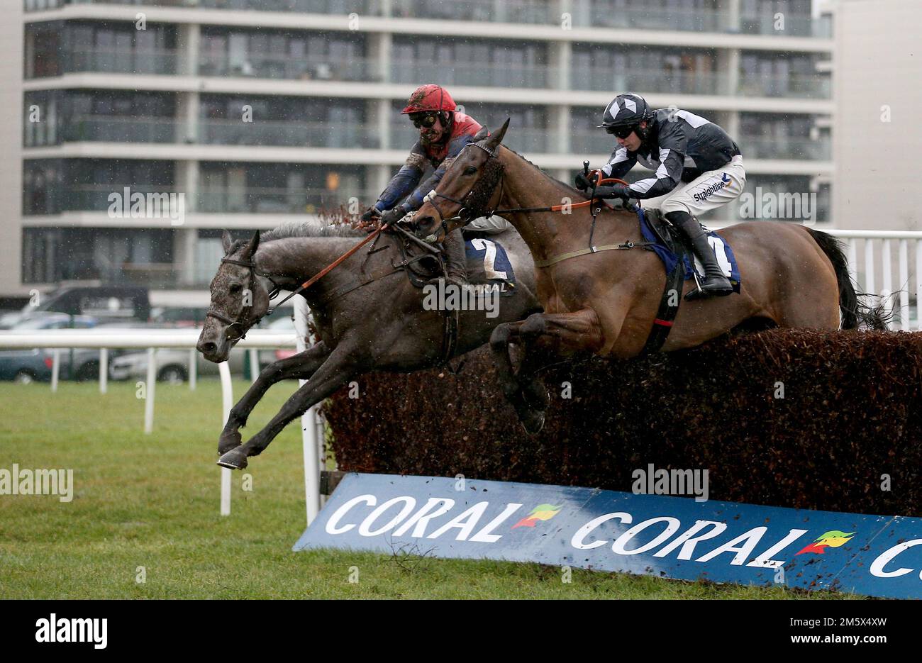 Grumpy Charley Ridted by Bryan Carver (links) gewinnt den Coral Racing Club Mandarin Handicap Chase auf der Rennbahn Newbury, Berkshire. Foto: Samstag, 31. Dezember 2022. Stockfoto