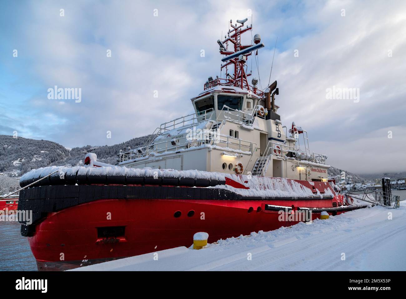 Schleppboot BB Server am Tollbodkaien Kai im Hafen von Bergen, Norwegen Stockfoto