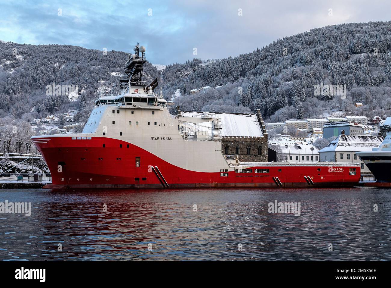 Offshore-AHTS-Anker für Schlepperversorgungsschiffe Siem Pearl in Festningskaien im Hafen Bergen, Norwegen. Stockfoto