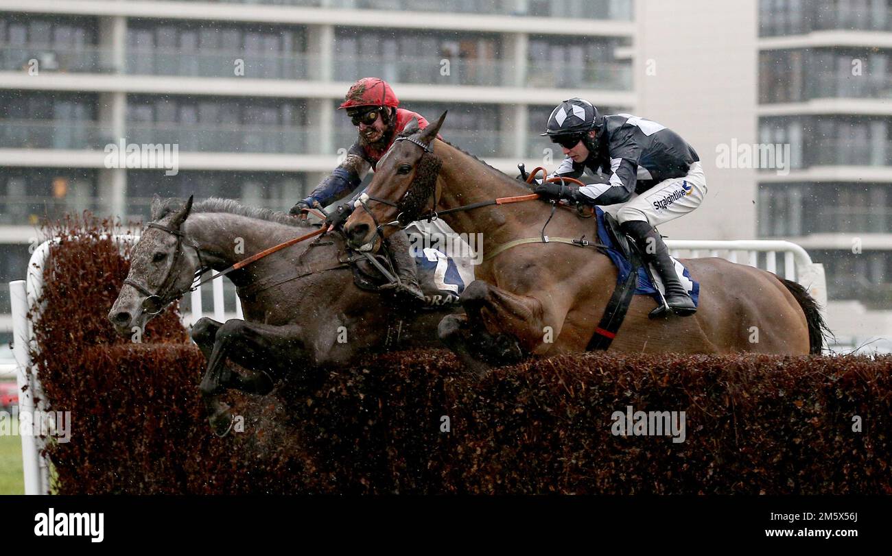 Grumpy Charley Ridted by Bryan Carver (links) gewinnt den Coral Racing Club Mandarin Handicap Chase auf der Rennbahn Newbury, Berkshire. Foto: Samstag, 31. Dezember 2022. Stockfoto