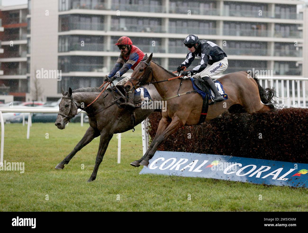 Grumpy Charley Ridted by Bryan Carver (links) gewinnt den Coral Racing Club Mandarin Handicap Chase auf der Rennbahn Newbury, Berkshire. Foto: Samstag, 31. Dezember 2022. Stockfoto