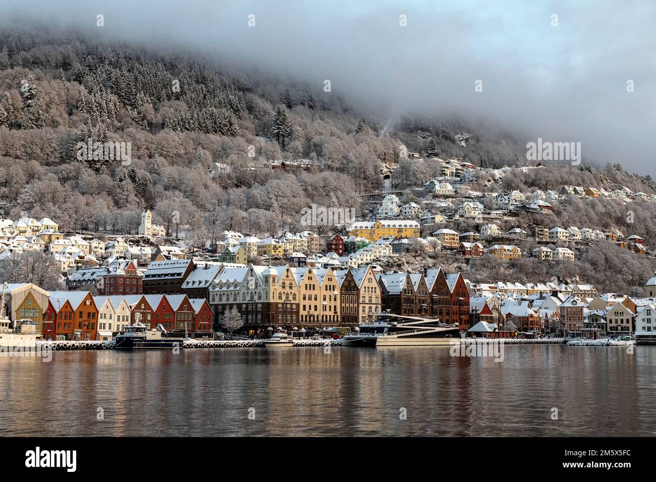 Bryggen, das alte Hafengebiet von bergen, Norwegen. Die Behälter Volt Collector II und Risnesfjord entlang. Ein dunkler Wintertag Stockfoto