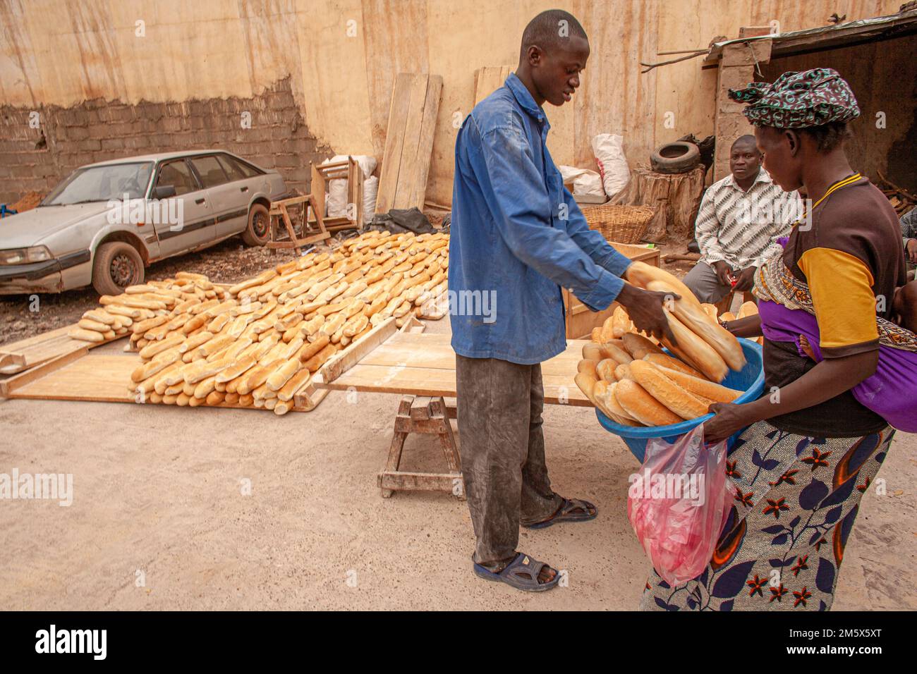 Baguettes im französischen Stil werden in der Straße von Bamako, Mali, Westafrika verkauft Stockfoto