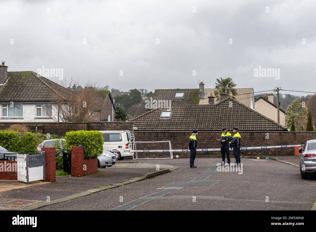 Mahon, Cork, Irland. 31. Dezember 2022. Ein Mann in seinen 40ern, der bewusstlos im Wohnhaus Ballinsheen Court in Mahon aufgefunden wurde, ist gestorben. Der Mann wurde heute Morgen um 8,30 Uhr bewusstlos aufgefunden, und trotz der Wiederbelebung des Mannes starb er später. Gardai hat eine technische Untersuchung des Tatorts abgeschlossen, der erhalten und abgesperrt bleibt. Kredit: AG News/Alamy Live News Stockfoto